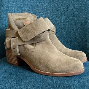 UGG Women's Suede Ankle Boots - 9